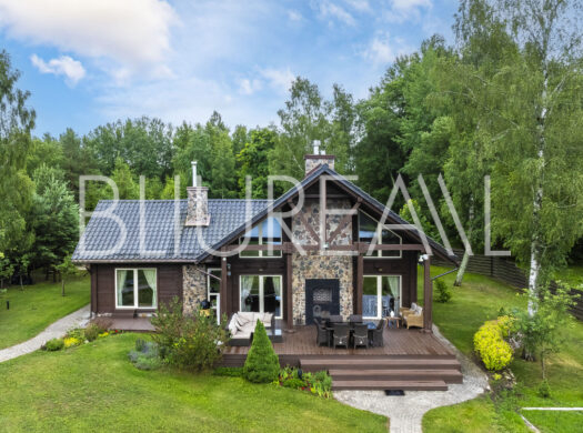 Namas Molėtų r. sav., Ažuožerių k., Pakrantės g.